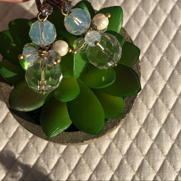 Beautiful clear beaded earrings. - Picture 3 of 8